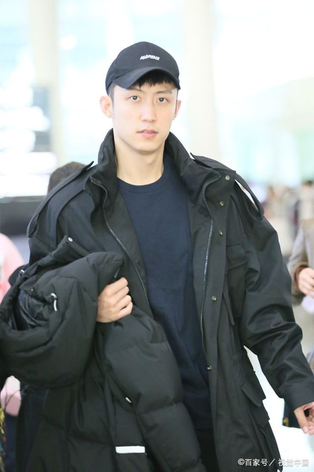 黄景瑜全黑look现身机场 左右助理护驾前行迷妹乖乖跟随